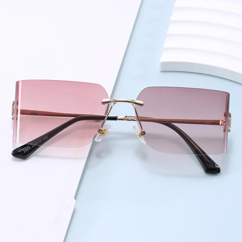 

2025 Новые безрамочные квадратные солнцезащитные очки для женщин - металлическая отделка, защита UV400, европейско-американская уличная фотография, модный тренд