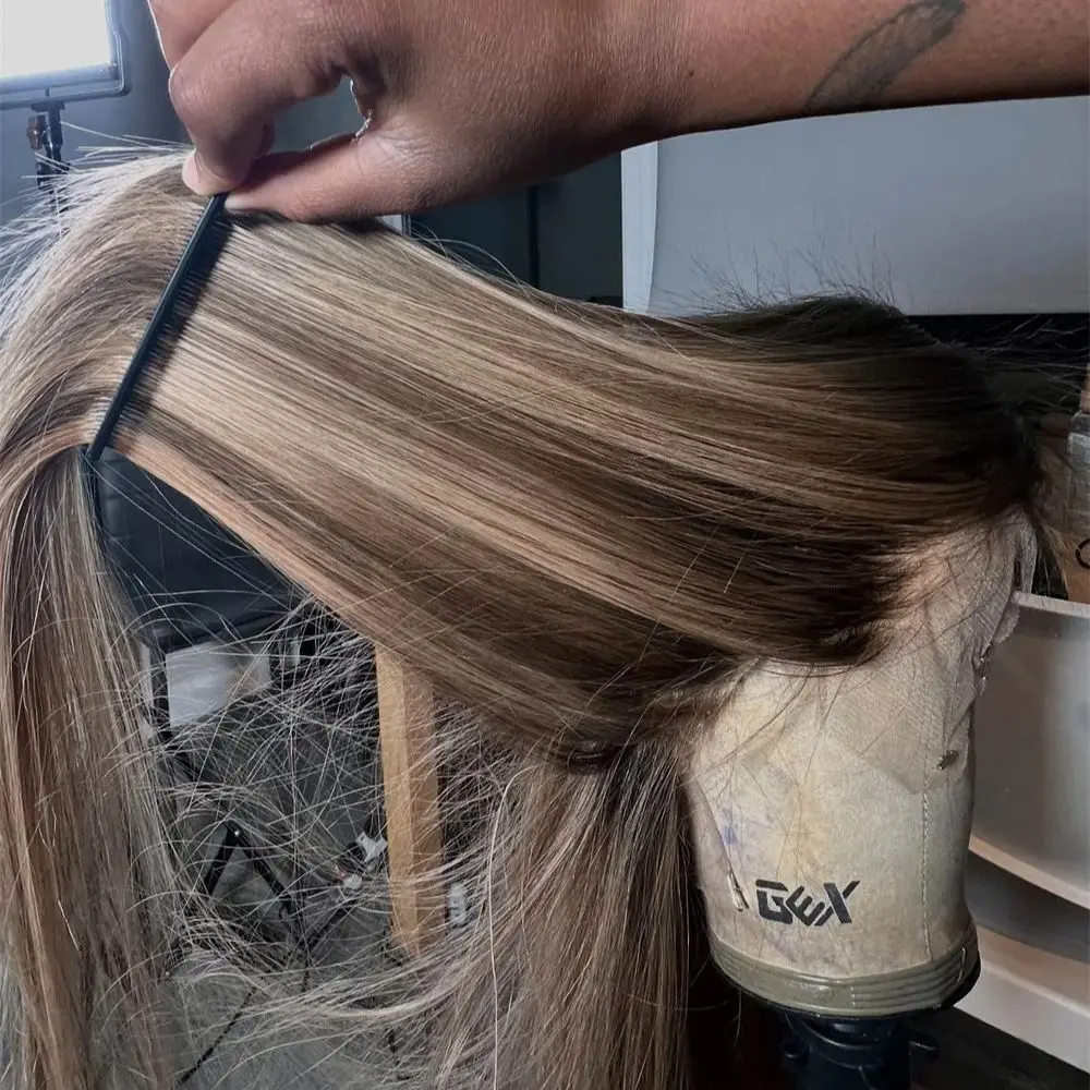 

Пепельно-русый мелированный синтетический парик Мягкая реалистичная линия волос Бесклеевой парик фронта шнурка Прямые волосы Женский парик естественного вида