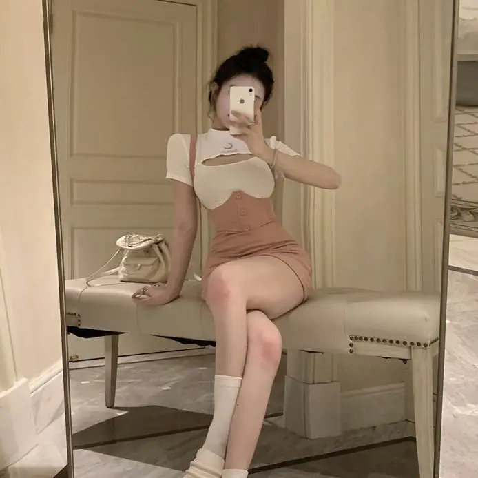 흰색 티셔츠 + 핑크색 스커트
