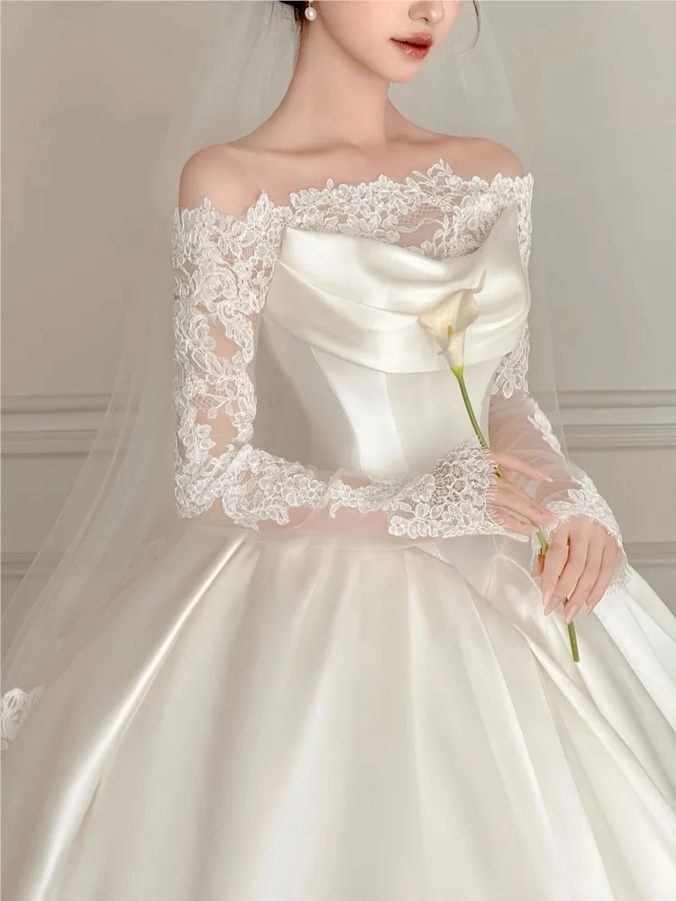 

A new one-shoulder satin main fabric simple and lightweight train dress