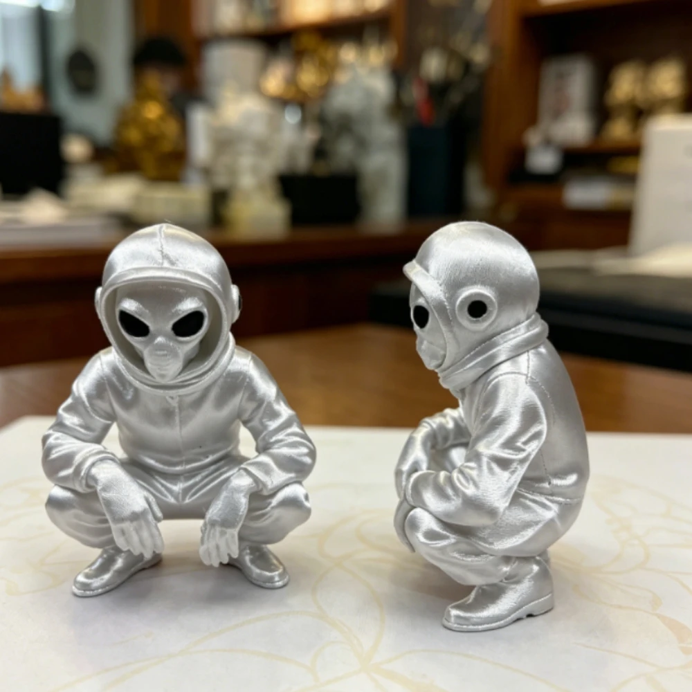 Mysterious Alien Astronaut Sculpture Squat Extraterrestrial Figurine 3D Printing Ornaments for Coffee Modern Bedroom Decor Gifts
