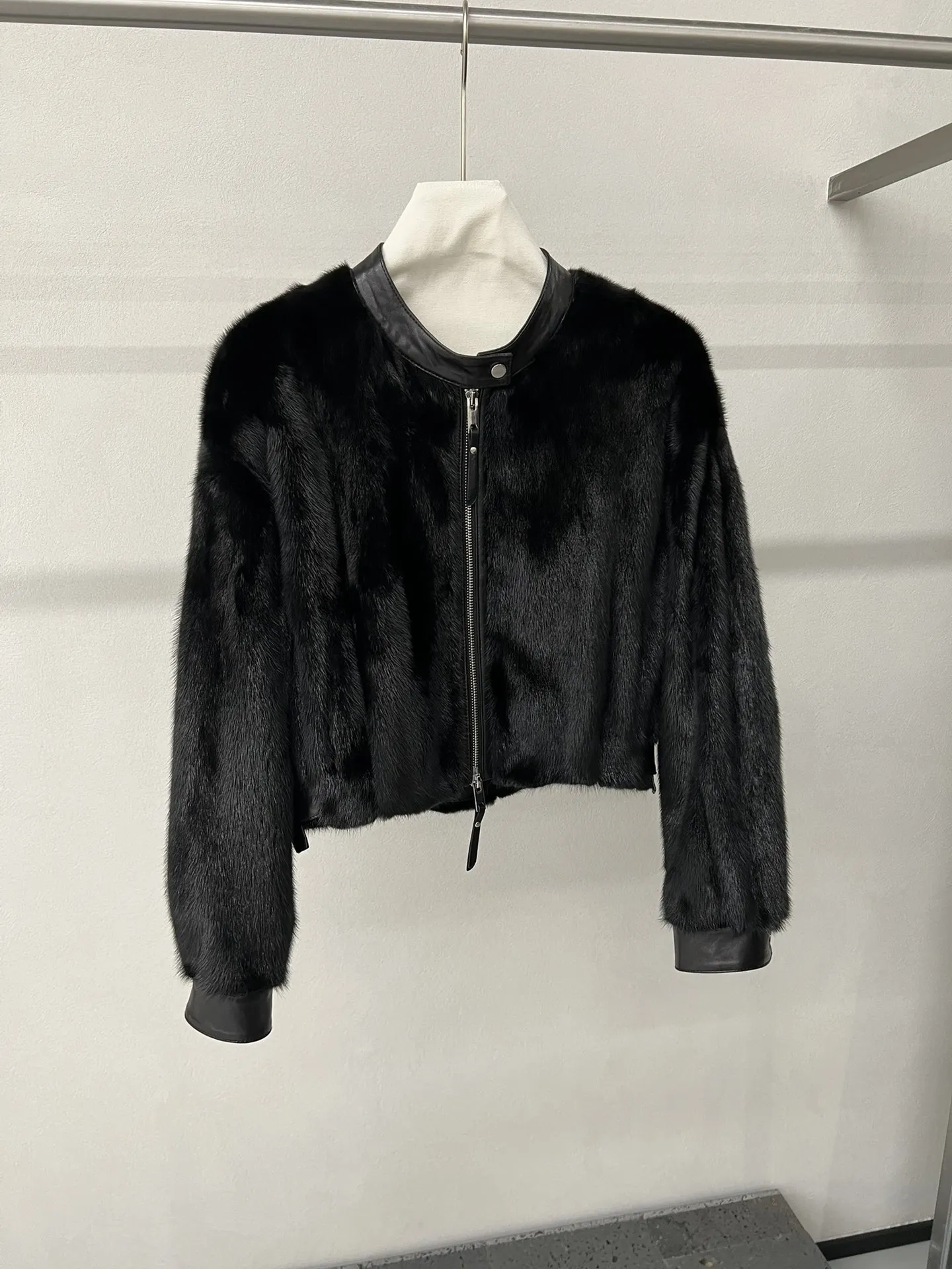 Nouveau cardigan en cachemire à col en vison pour femme. Haut décontracté et polyvalent. Manteau de vison.