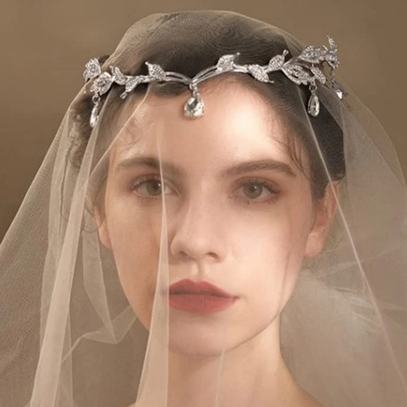 قطعة واحدة من خوذة الزفاف على شكل ورقة كريستال فضية، إكسسوار شعر زفاف رائع، متألق بأحجار كريمة على شكل قطرة، مثالية للعرائس