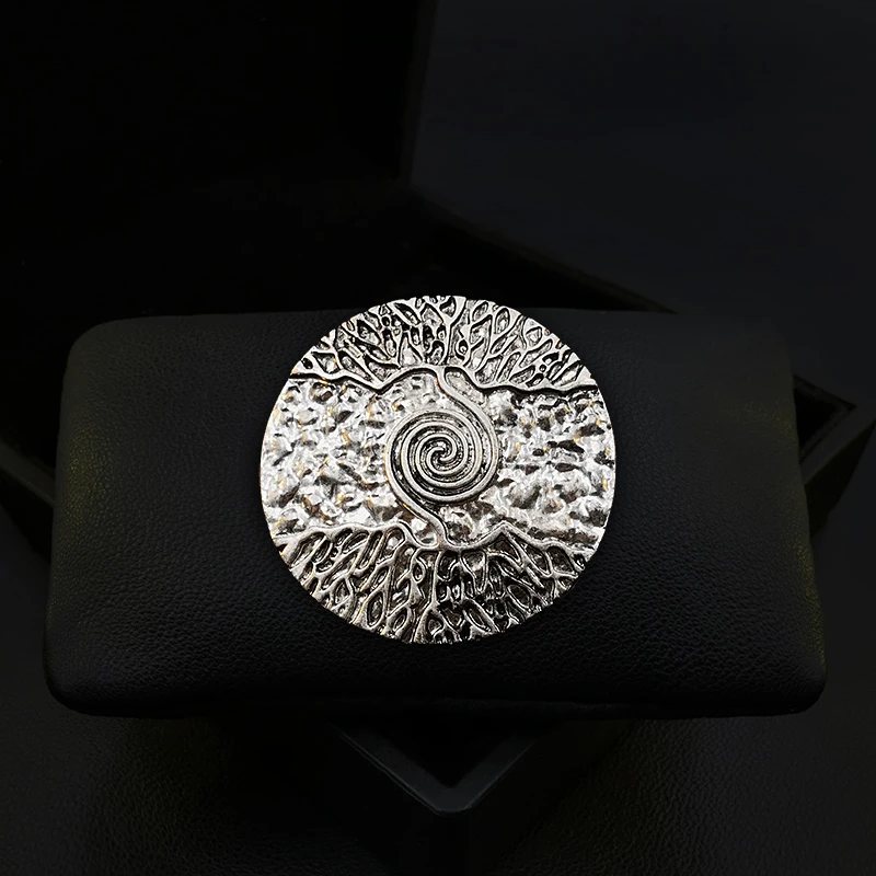 1925 Magnetic Retro Lucky Embossed Tree Brooch Exquisite Luxury Round Pin Suit Neckline Corsage Antique Accessories Jewelry Gift