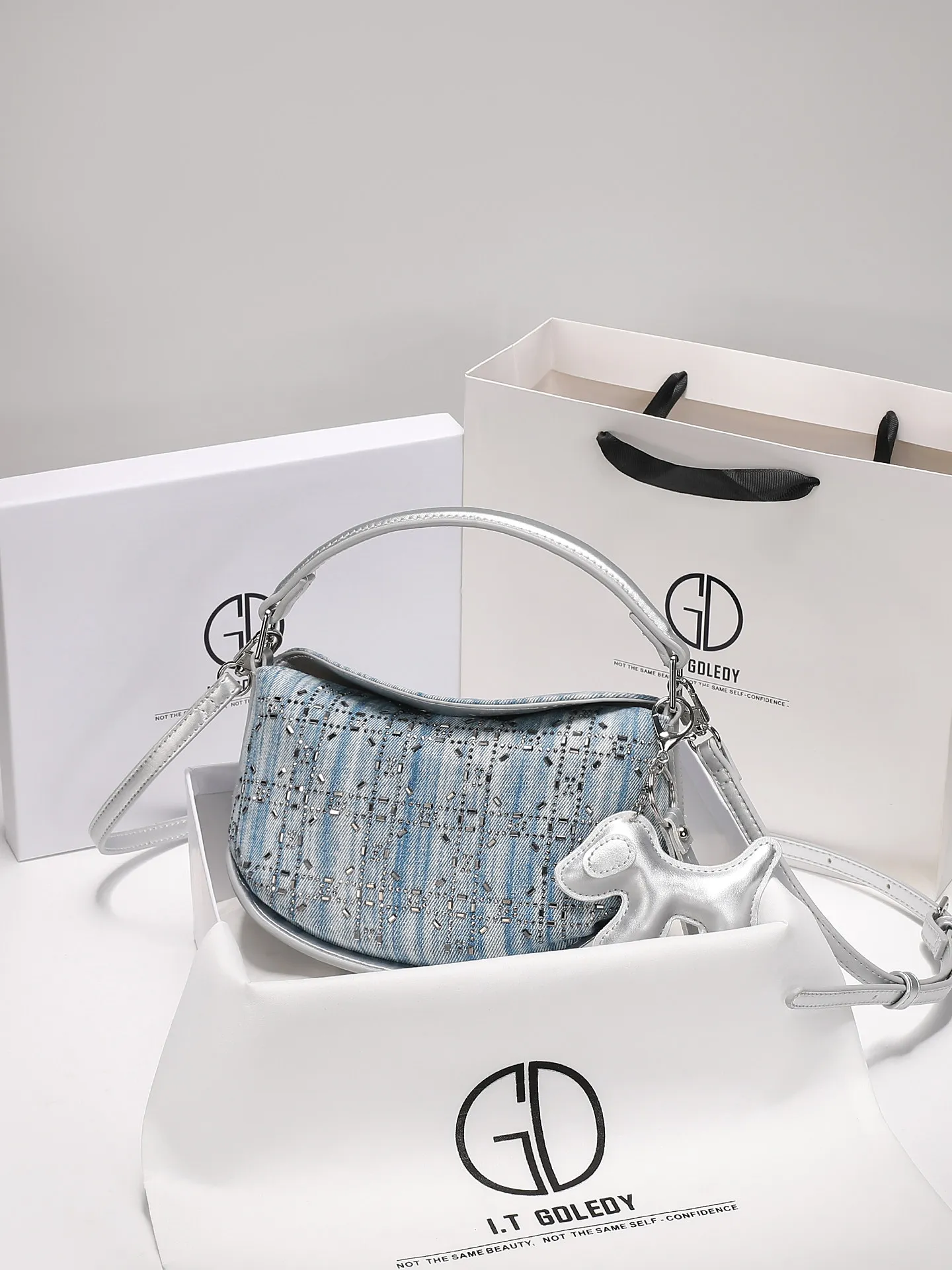 Luxury and Vintage Handbag with Premium Denim Canvas and Exquisite Diamond Decoration 2026 Women New Fashion Single Shoulder Bag