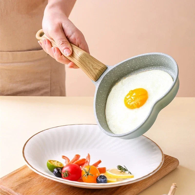 

Creative Heart-Shaped Frying Pan with Wooden Handle Durable Nonstick Omelet Pancake Pan Cooking Pot Kitchen Cookware Accessories