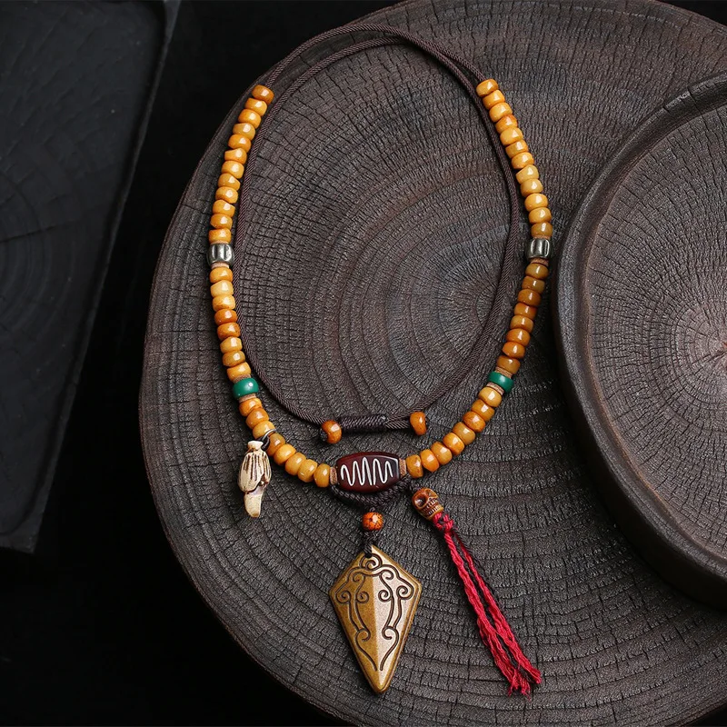 

Кулон-щит в тибетском стиле с подвеской в виде костяной бусины-кишки, на плетеном шнуре, с агатом, аксессуары