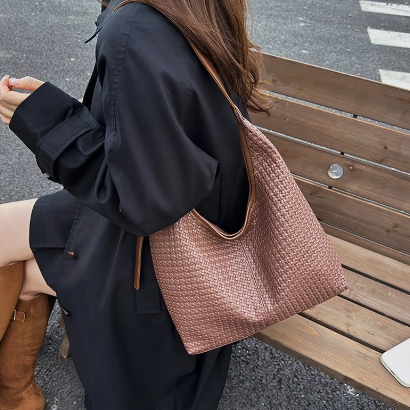 

Women's Shoulder Bag Made Of Diamond-Printed Leather Boasting Paris High-End Vintage Neat Look​