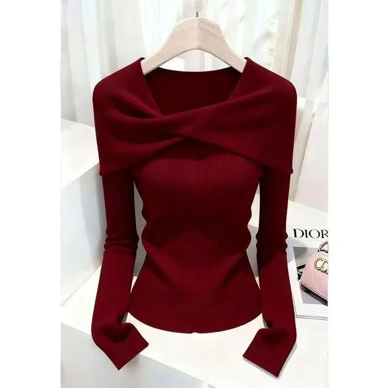 The New Korean Autumn Fashion Base Top Design Features An Irregular Twist One-shoulder Collar for Casual Versatile Women's Wear.