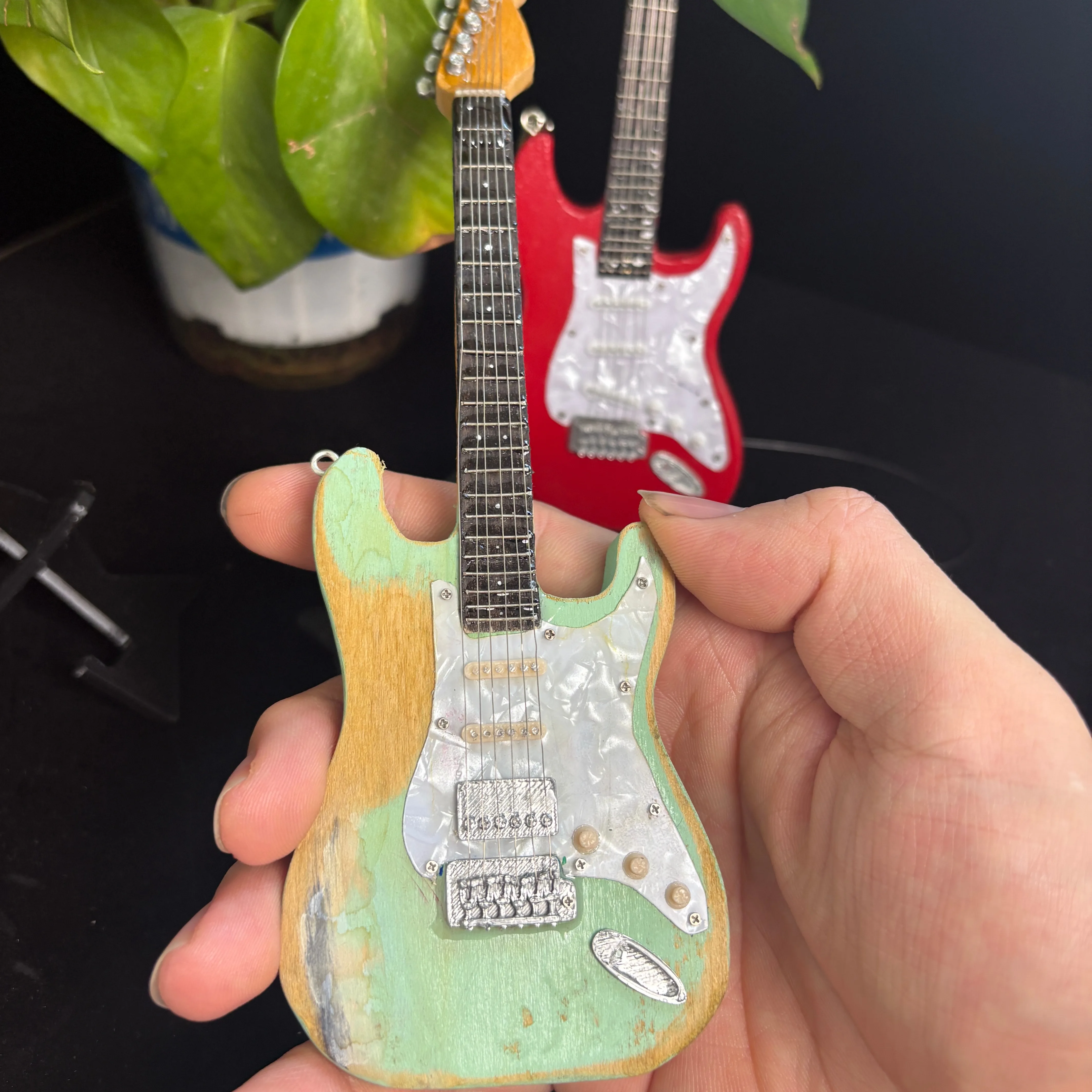 Wooden small guitar customization, can be customized with pictures, mini miniature guitar, exquisite small guitar model