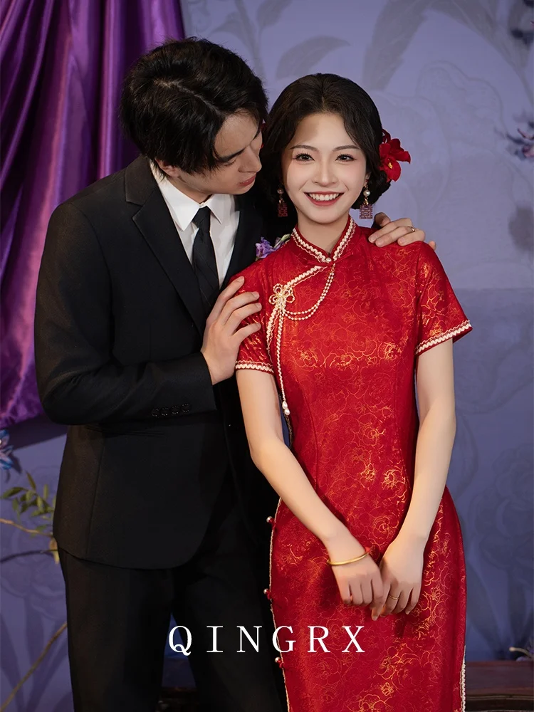 

Красное свадебное ципао для женщин: новое китайское платье для помолвки, дышащее, из полиэфирного волокна, с коротким рукавом, миди-длина