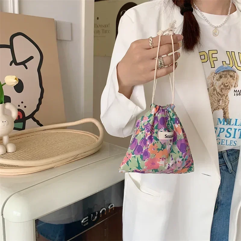 Bolso de mano de tela Kawaii para maquillaje, bolsa de almacenamiento con estampado Floral para cosméticos, pintalabios, monedero pequeño para mujer