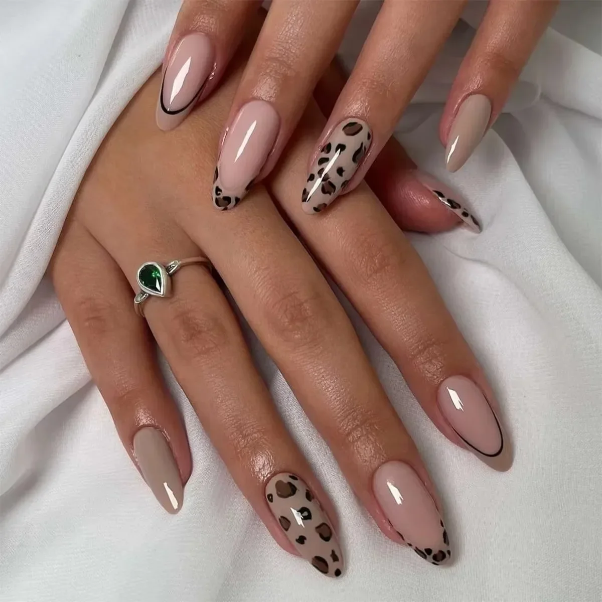 French Leopard Print Flower Tiger Skin Pattern Almond Fake Nail Art Pointed False Nails Ballet Press on Nails Reusable Adhesive