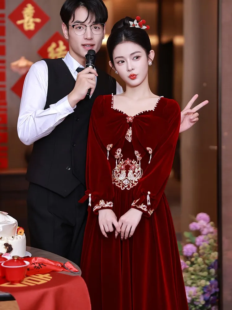 

A new and elegant wine-red toasting dress for the It's casual an engagement return banquet