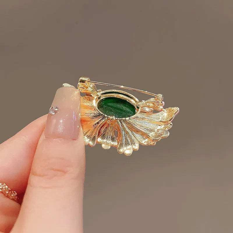 Bros teratai air tiga dimensi temperamen elegan gaya nasional aksesoris kerah mantel anti-cahaya Tiongkok baru yang kreatif