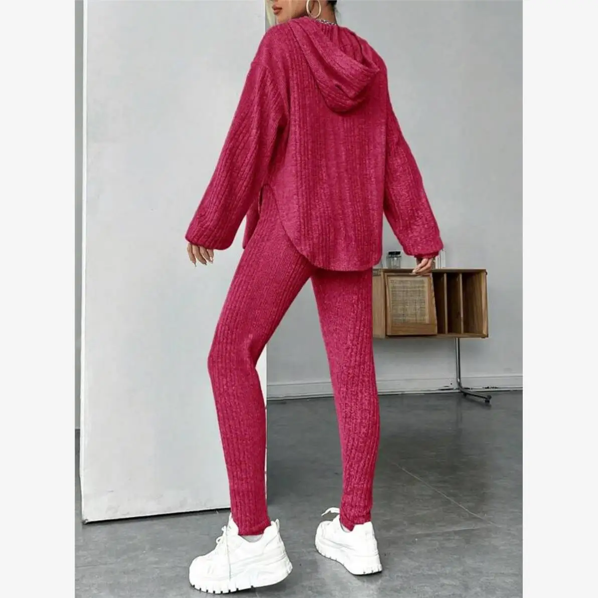 ゆったりとしたフード付きストライプトップとパンツのセット レディース ファッションアンサンブル 手作り縫製 プリンススヴェ 七分丈 暖かさを保つ...