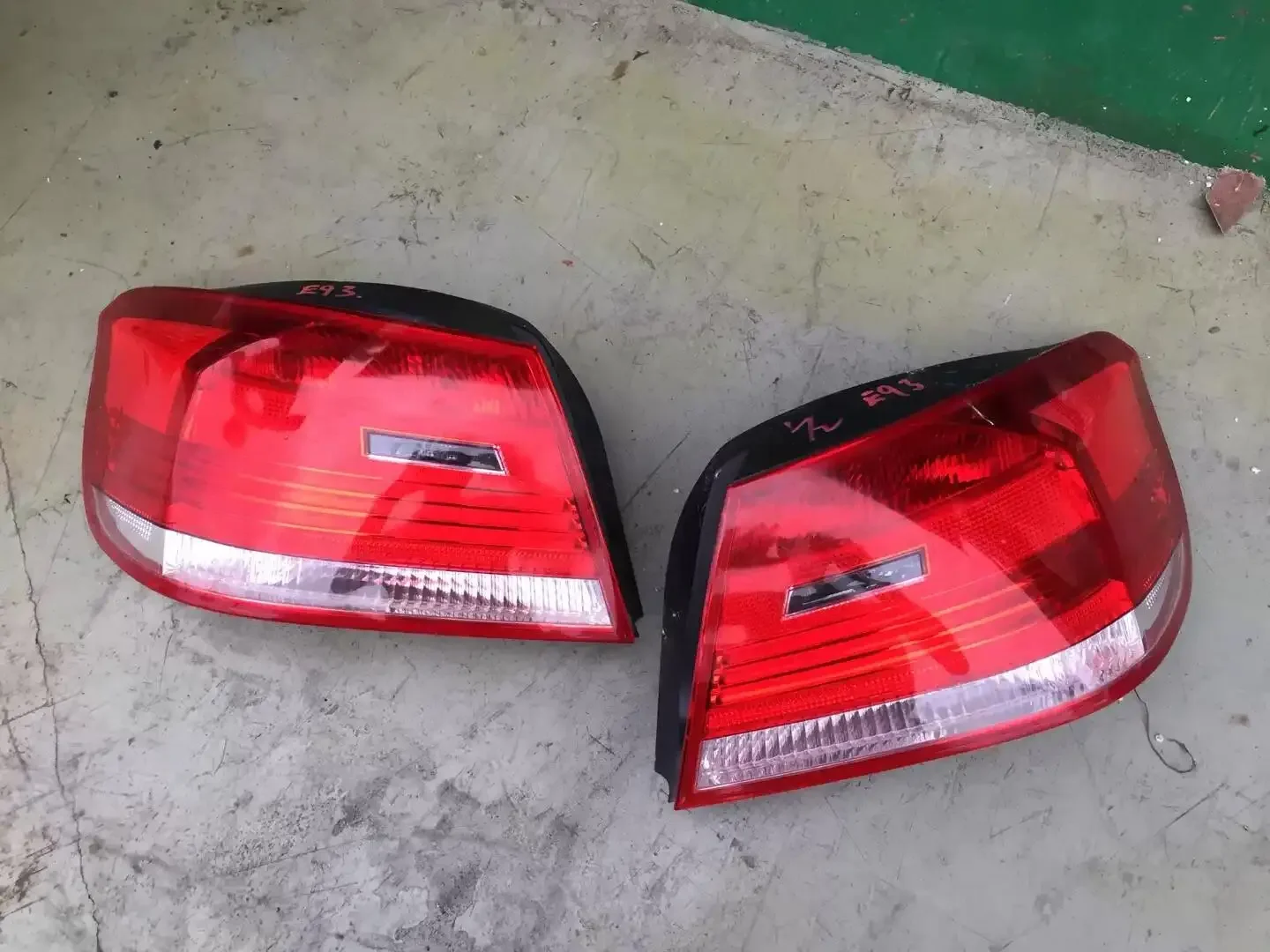 

Tail Light Assembly For BMW E93 3 series 330 brake lamp reversing lights turn signal