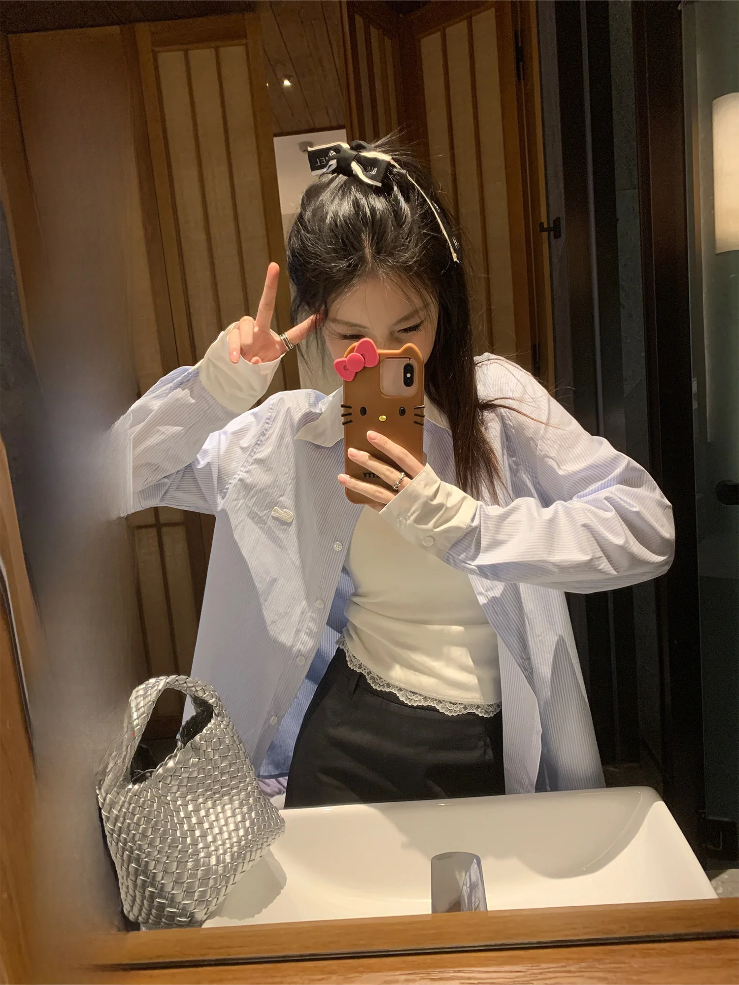 

Синяя полосатая свободная рубашка для женщин с отложным воротником от Youqi Jizhou Coast Design, весенне-осенняя, с длинными рукавами, для повседневной носки.