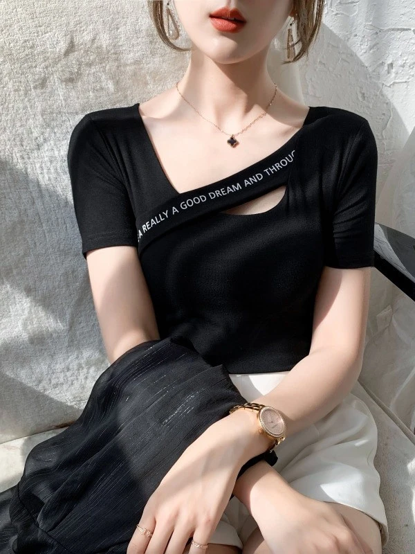 

Elegant Slim Fit Short Sleeve T-Shirt for Women Exposing Clavicle Stylish Commute Style Korean Version Summer Fashion 2026