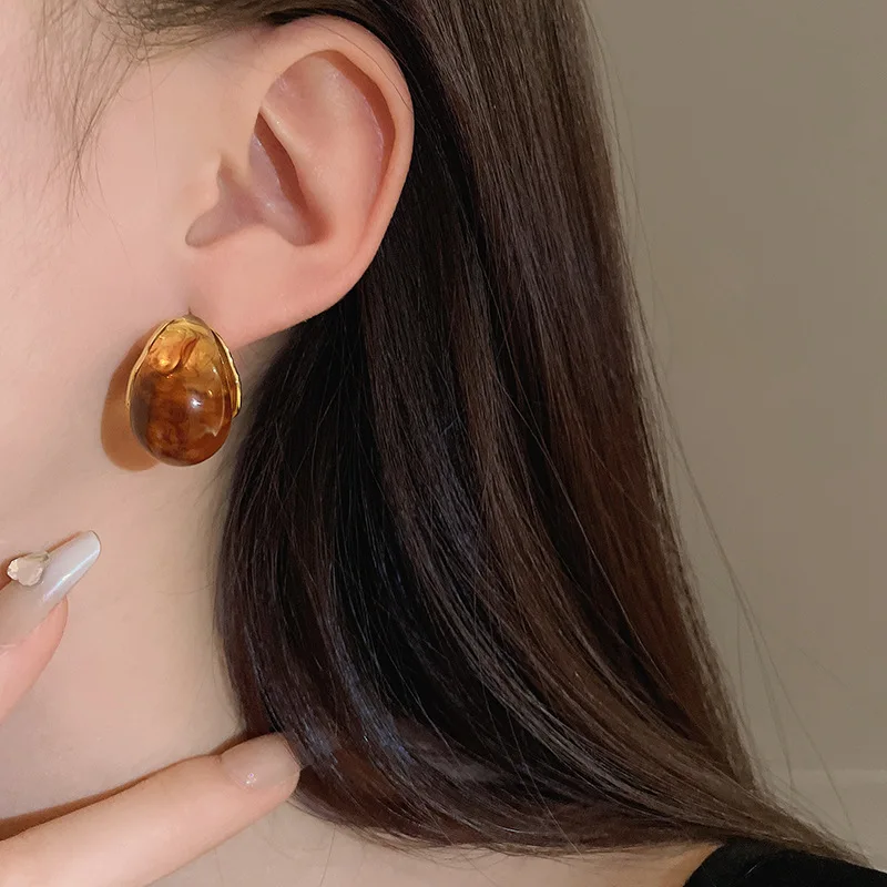 Amber Water Drop Stud Earrings Women French Retro Temperament Simple Earring Personality Charm Elegant Jewelry Party Dress N-