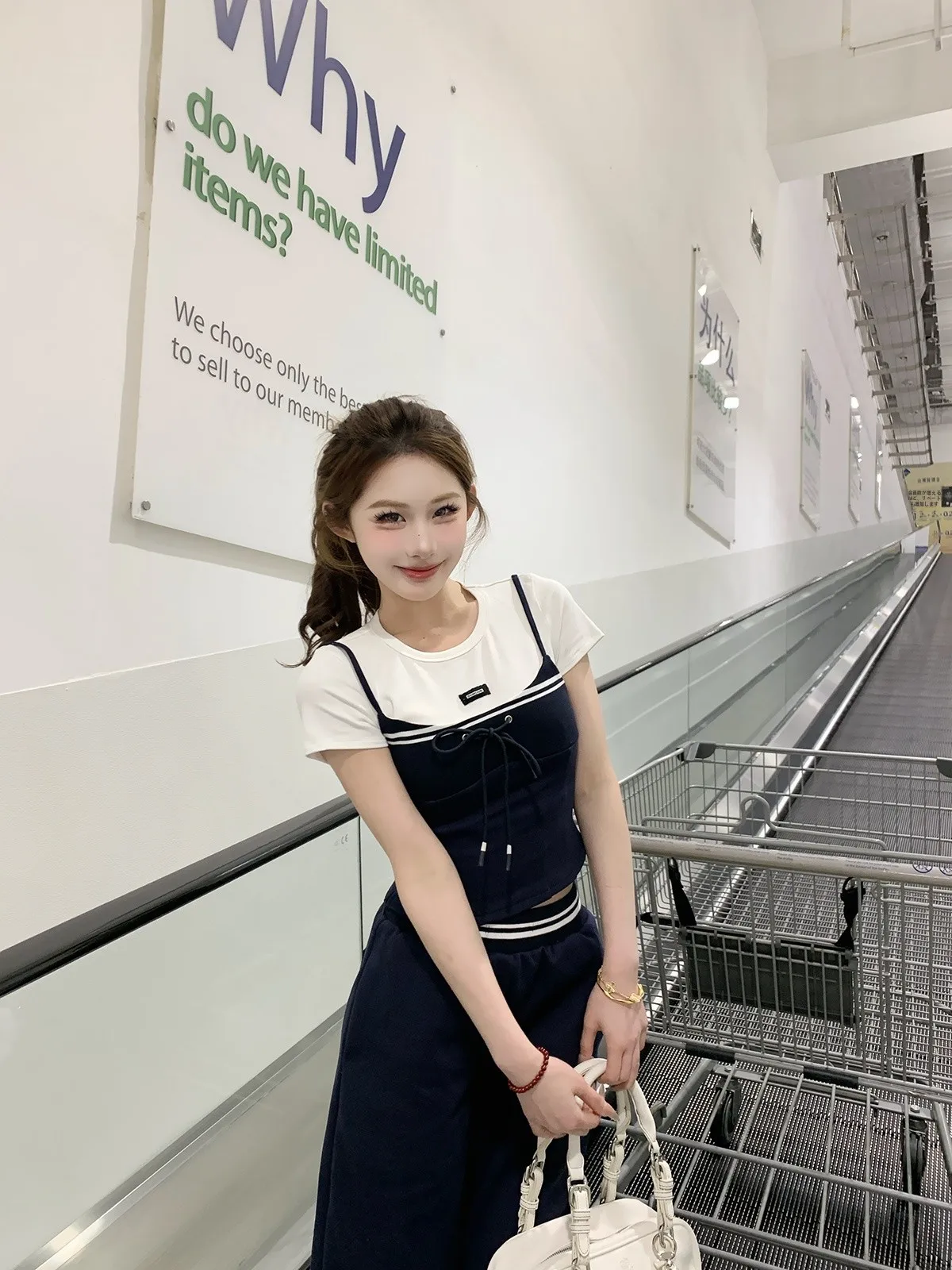 

Модный комплект из двух предметов Mochi: топ с круглым вырезом и бретелями, а также летние длинные брюки. Простой, свободно комбинируемый женский комплект.