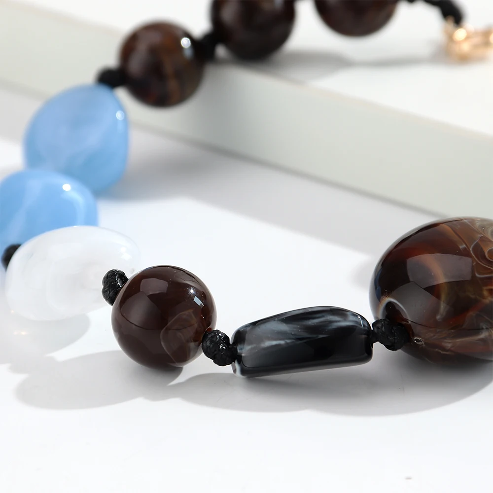Modische Acryl-Halskette mit Unregelmäßigen Geometrischen Perlen, Neue Handgefertigte Geknotete Perlenkette, Trendiger Schmuck als Geschenk – Detail 6