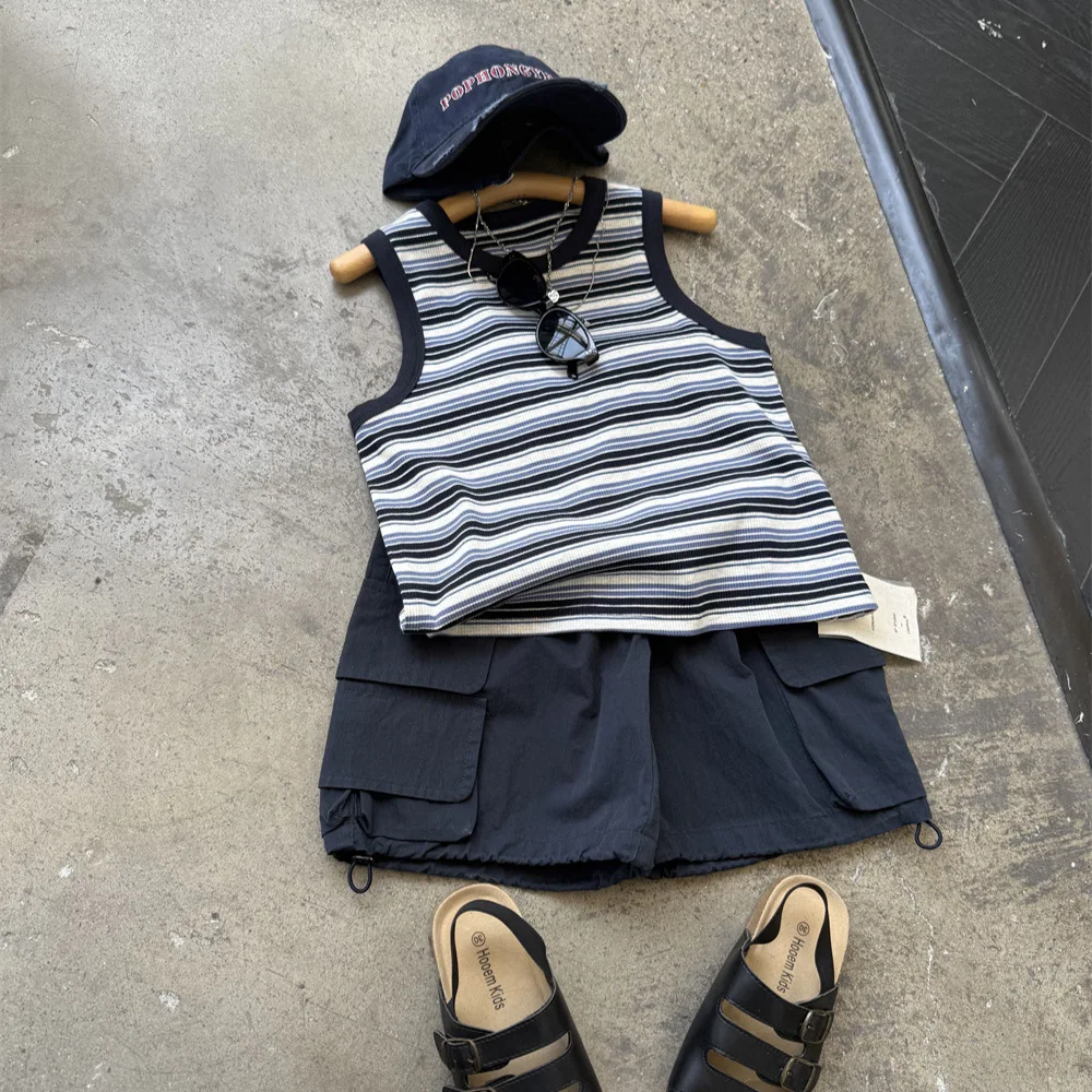 ملابس الأطفال سترة مطاطية مخططة غير رسمية على الموضة باللون الأزرق لصيف 2025 للأولاد والبنات على الطراز الأمريكي بلوزة مريحة بدون أكمام