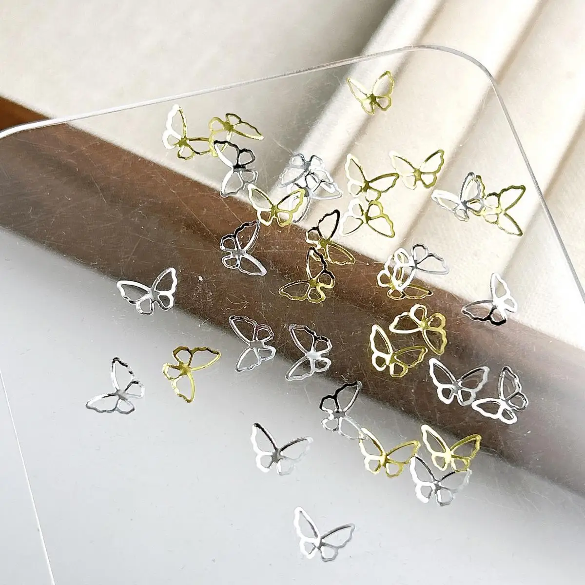 60 pçs novo criativo fino borboleta prego encantos luz luxo oco borboleta decorações da arte do prego diy estilo francês peças de unhas