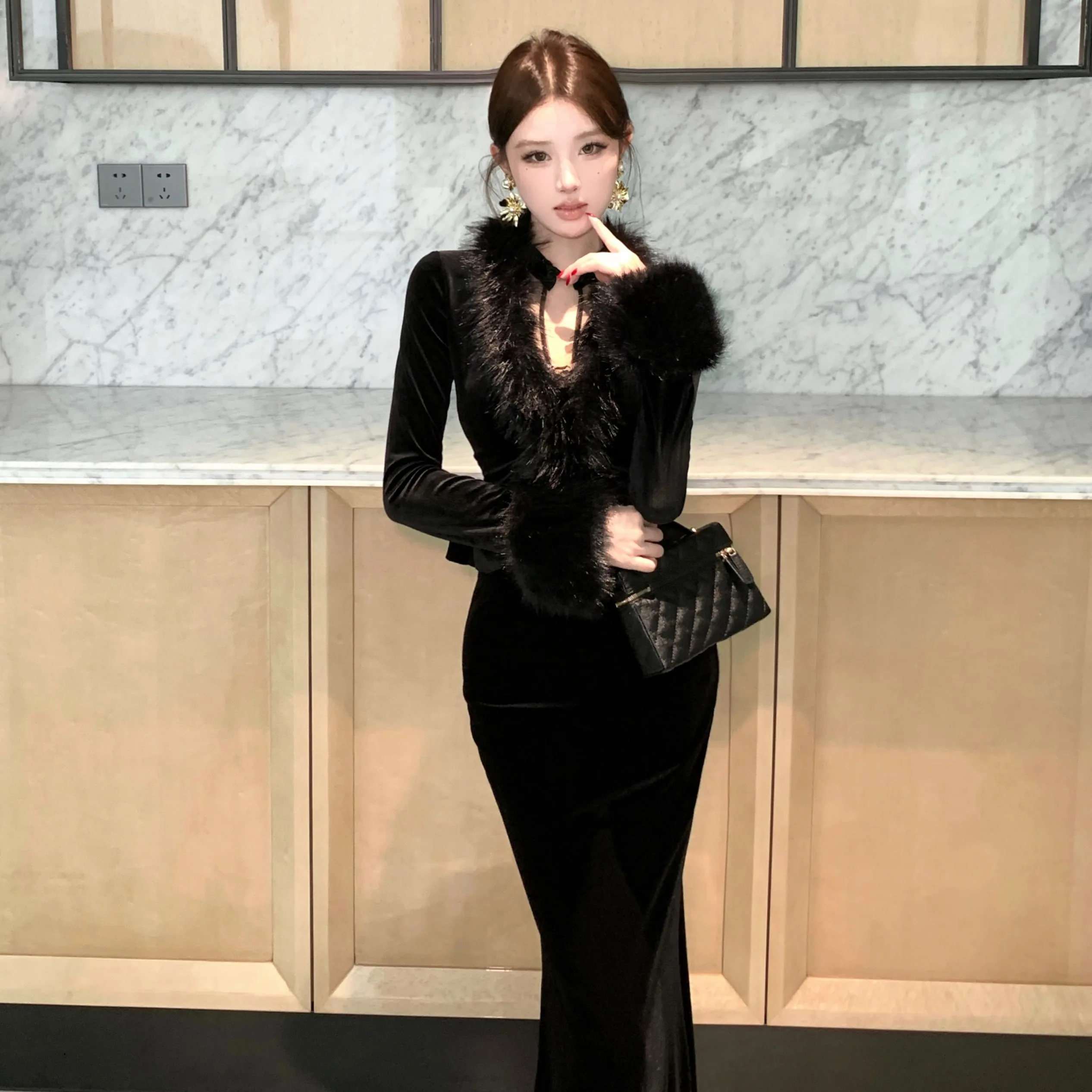 

Велюровое облегающее платье с сетчатыми вставками и меховой курткой: элегантный модный комплект для женщин на осень и зиму. Новинка.