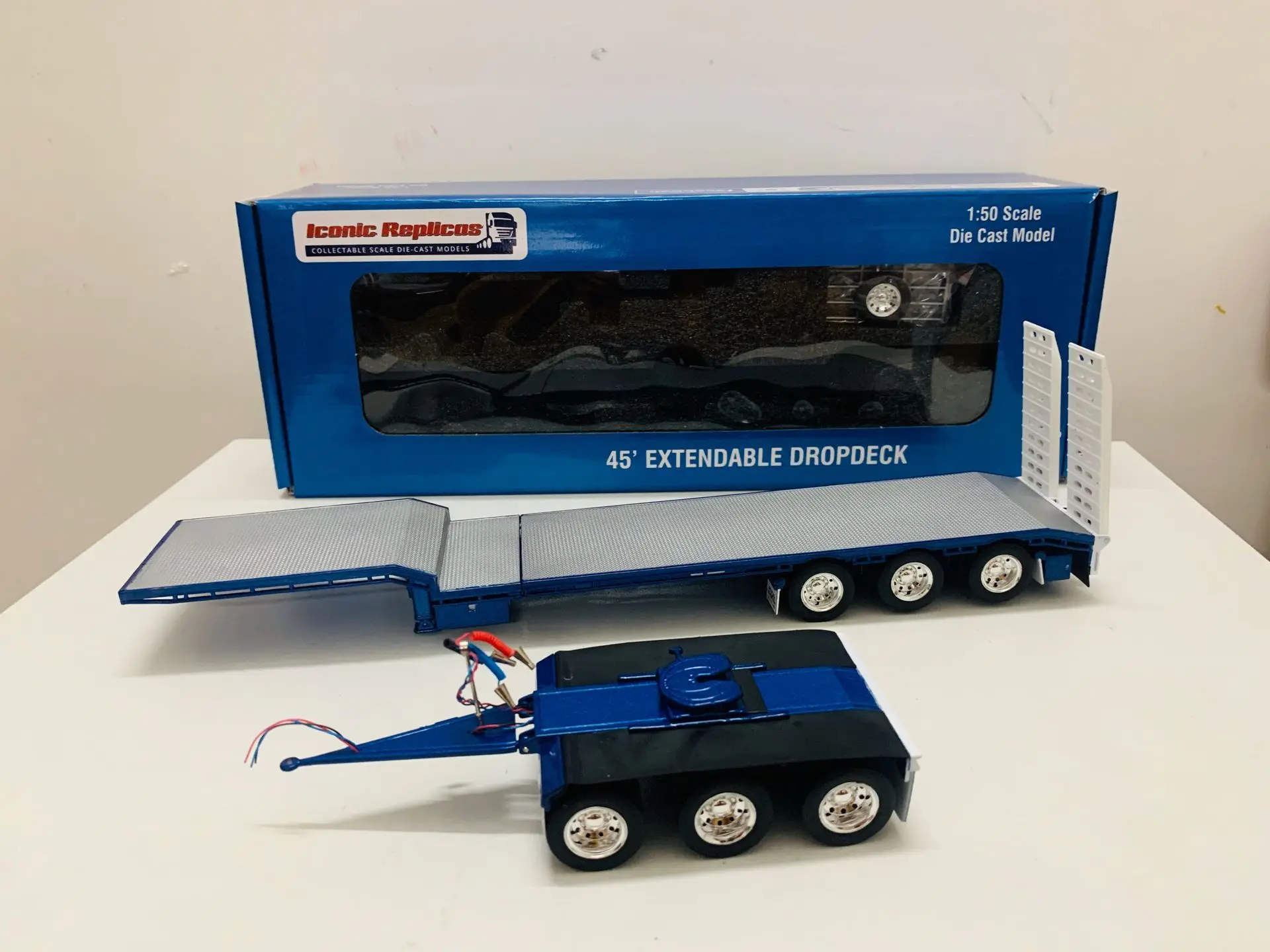 1:50 Scale Die-Cast Collectable Truck Model Iconic Replicas CTE 45\' Extendable Drop Deck Trailer 3 Axle Blue New in Box