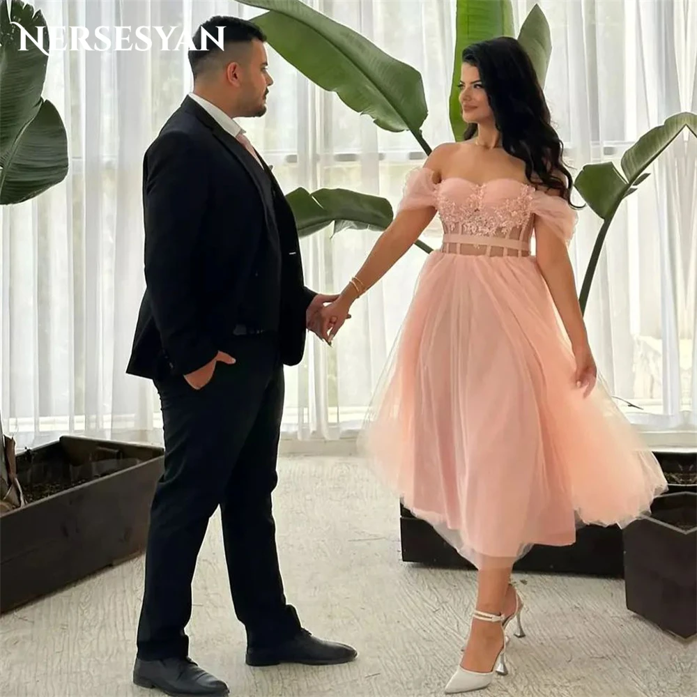 Nersesyan vestido de novia de encaje Rosa brumoso, hombros descubiertos, apliques de línea A, Espalda descubierta, largo hasta el té, con cordones