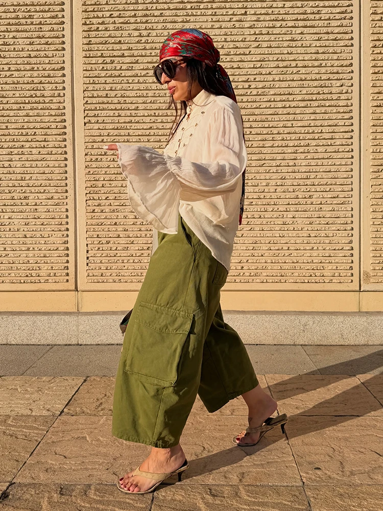 Trendige beige Bluse aus Crinkle-Stoff für Damen, locker geschnitten, mit Stehkragen, doppelten Metallknöpfen, Laternenärmeln, geeignet für Herbst, Dating und Pendeln. – Detail 10