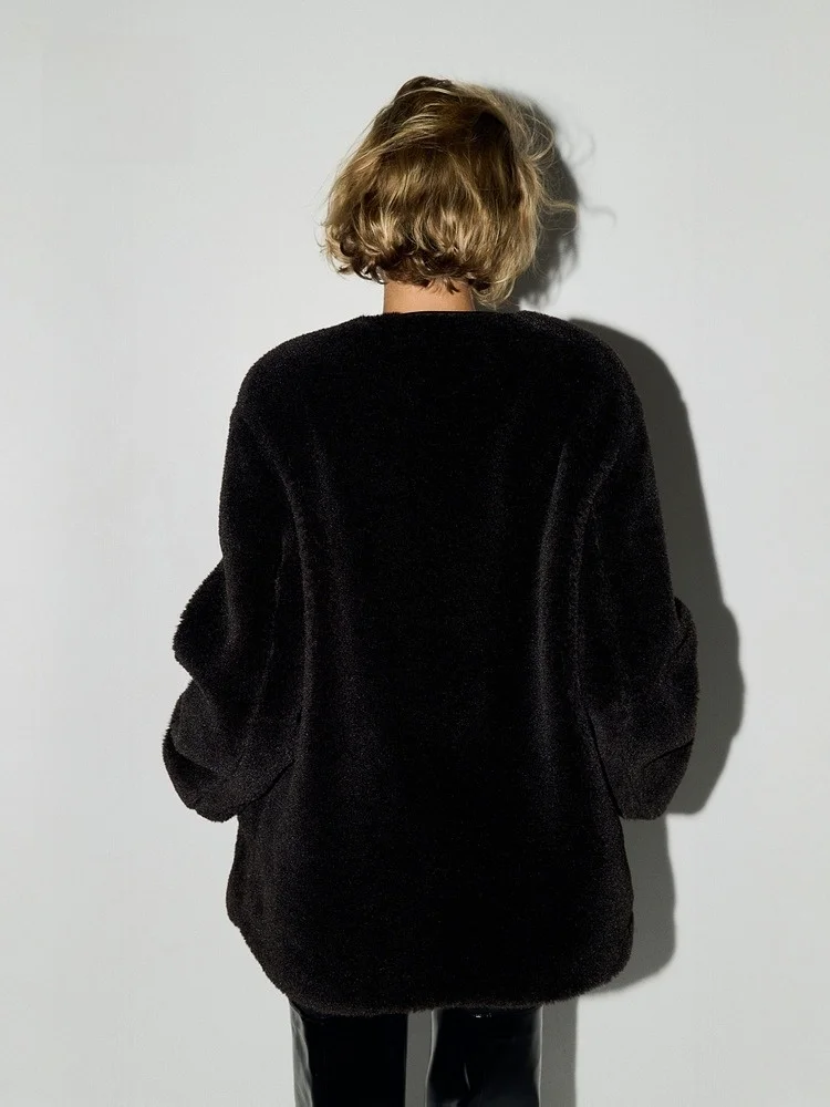 เสื้อโค้ทขนสัตว์เทียม Ele round Ne Fur ให้ความอบอุ่นและมีสไตล์ไม่เหมือนใคร เสื้อคลุมฤดูหนาวแฟชั่นสำหรับผู้หญิงจาก H&M ผลิตจากเส้นใยโพลีเอสเตอร์ 100%