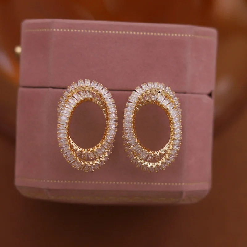 2025 الكورية تصميم جديد مجوهرات الأزياء 14K مطلية بالذهب البيضاوي الزركون الصليب أقراط فاخرة المرأة اكسسوارات الحفلات