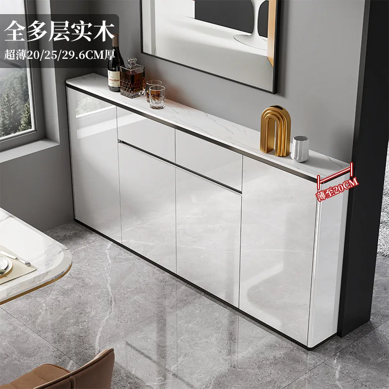 بلاطة صخرية فاخرة وخفيفة الوزن، جانب طعام من الخشب الصلب، مطبخ حديث وبسيط مقابل تخزين ضيق على الحائط