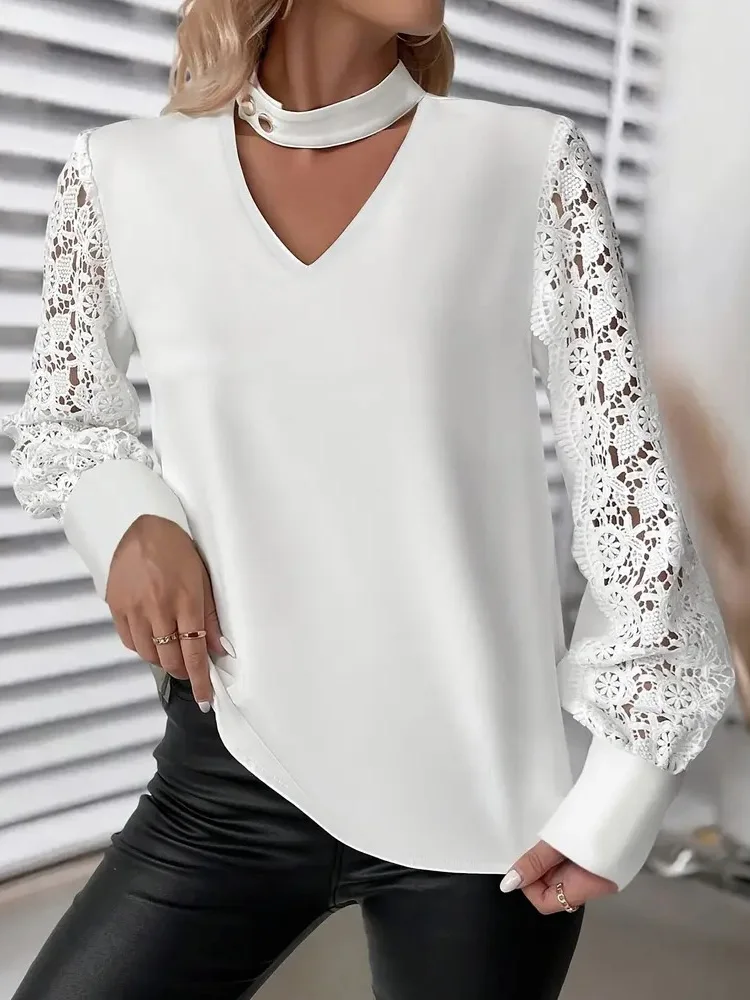 Wiosenno-jesienna moda, bluzka damska z koronkowymi wstawkami, długi rękaw, elegancka koszula biurowa, luźna, codzienna, biała bluzka damska, odzież.