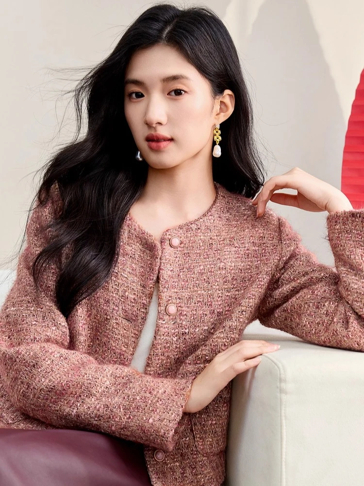 سترة نسائية قصيرة من التويد من SENTUBILA لشتاء 2025 90% بطة بيضاء فضفاضة برقبة دائرية وزر خرز ملابس خارجية أنيقة غير رسمية W54YB3038