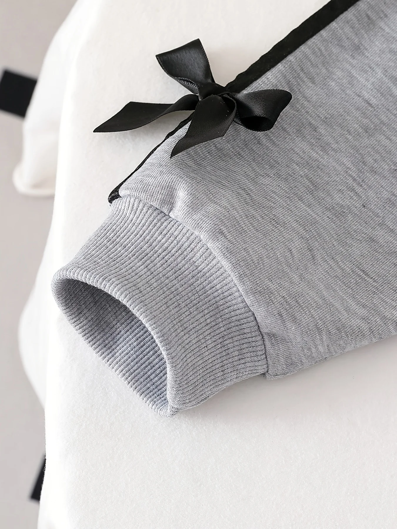 Mädchen-Herbstoutfit: Graues und schwarzes, mit Schleifen verziertes, langärmeliges Oberteil mit Rundhalsausschnitt und weit geschnittener Hose, zweiteiliges Set, geeignet für Chi. – Detail 5