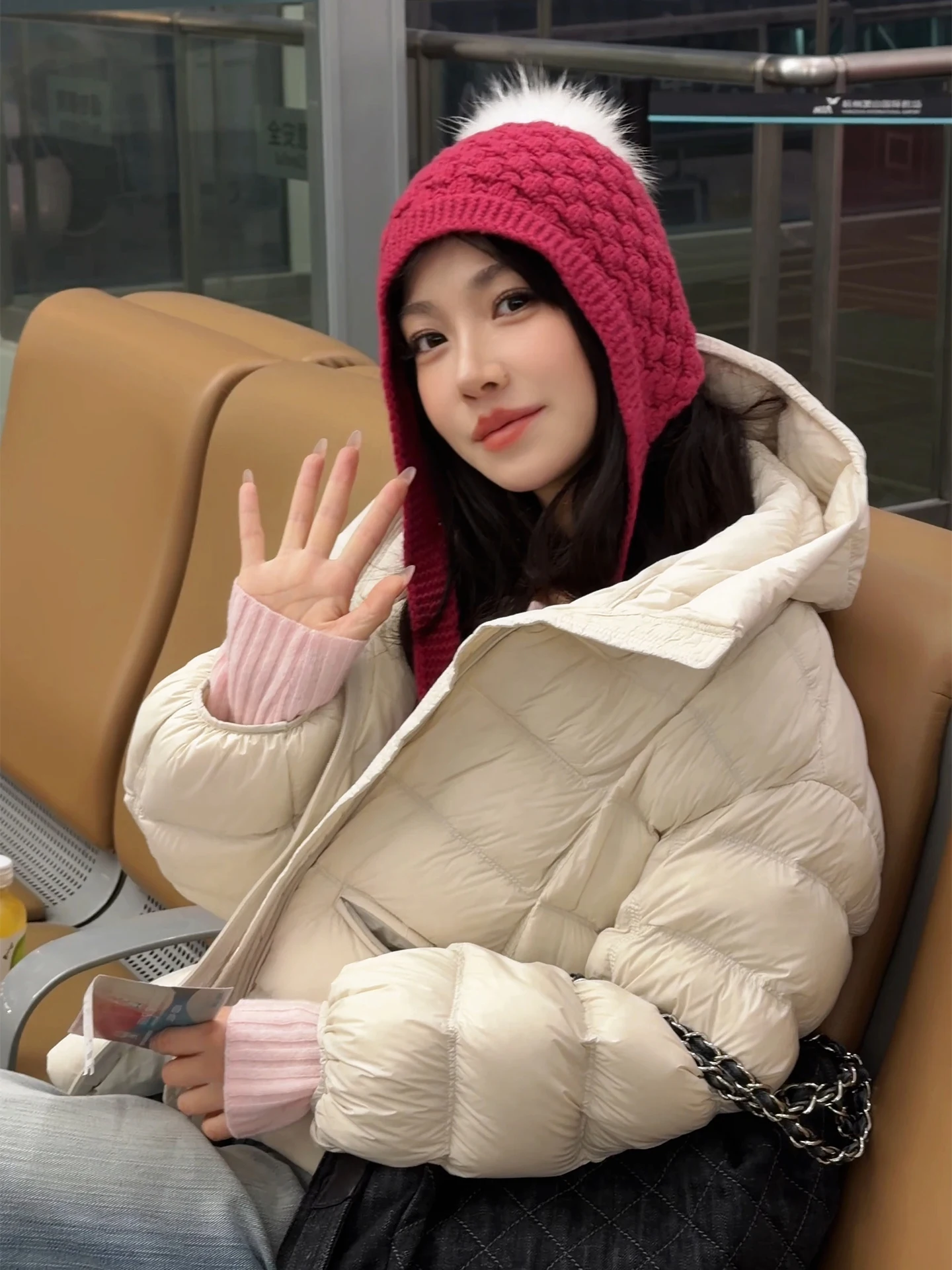 

Теплая женская куртка-пуховик из белого гусиного пуха с наполнителем 95% Siberian 95 Fill Power: универсальная, прочная и комфортная