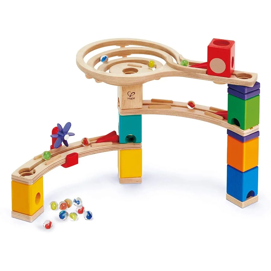 Hape Quadrilla Race om houten blokken af te werken met Marble Run Play