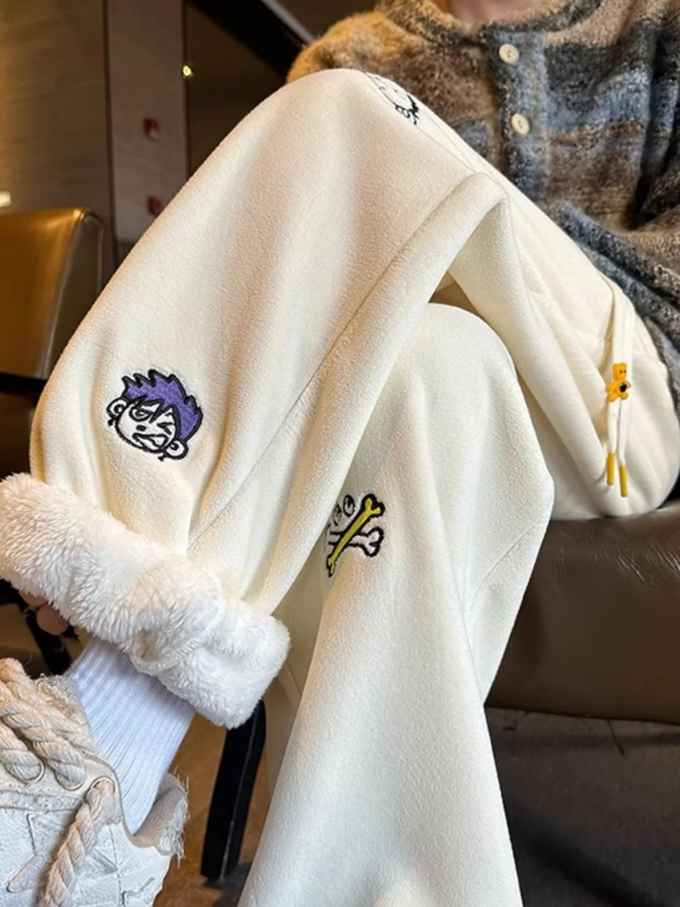 Gestickte Lammwollhose für Damen, neuer Winterstil, mit Fleece gefüttert und verdickt, lockere Passform für Teenager, trendige lässige Jogginghose, warme Jogginghose