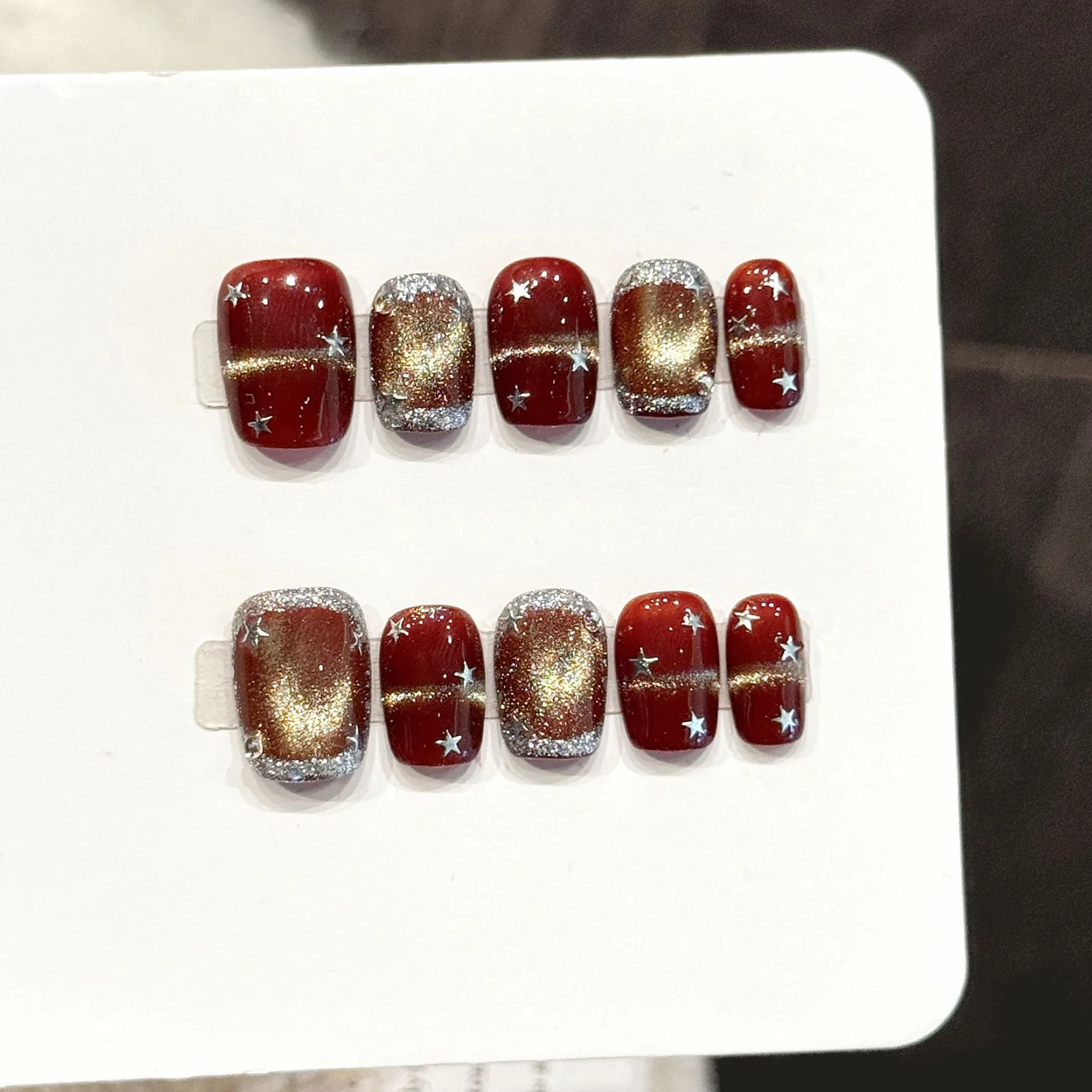 10 Stück handgemachte Nägel zum Aufdrücken, glänzendes Goldpulver, silberne Stern-Designs, Y2k-Kunstnägel, dunkelrot, kurze, quadratische Form, gefälschte Nagelspitzen