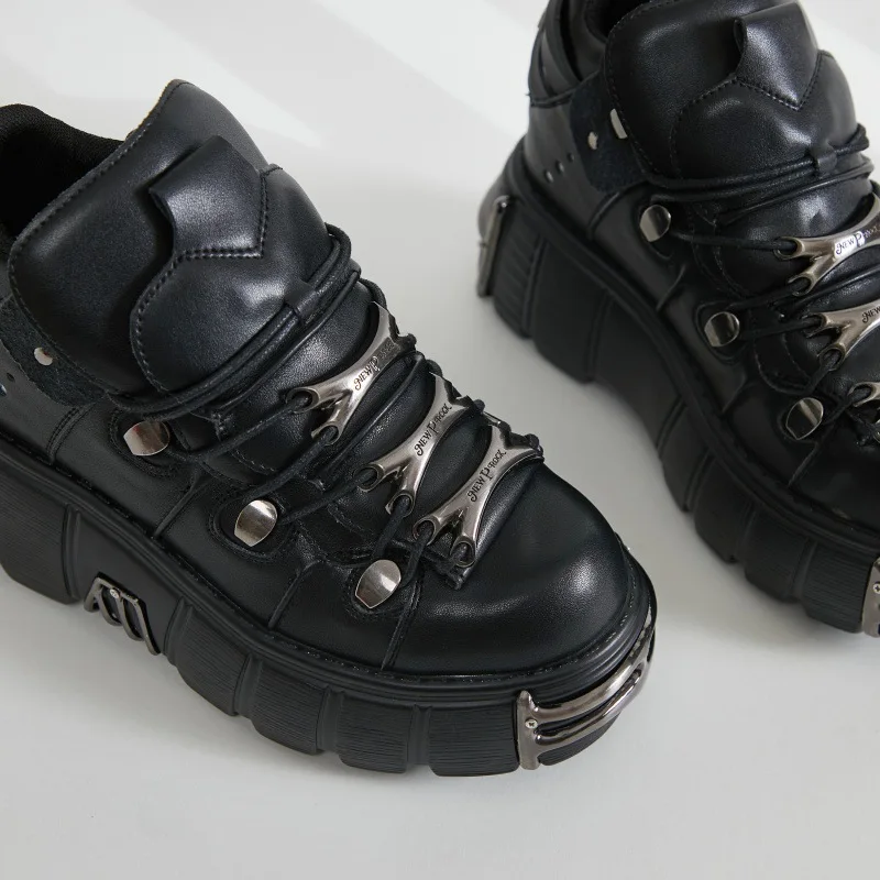 Par de zapatos de plataforma de altura de tacón con cordones para mujer, estilo Punk, decoración de Metal Rock negro, zapatillas góticas para hombre, botines Unisex 2024