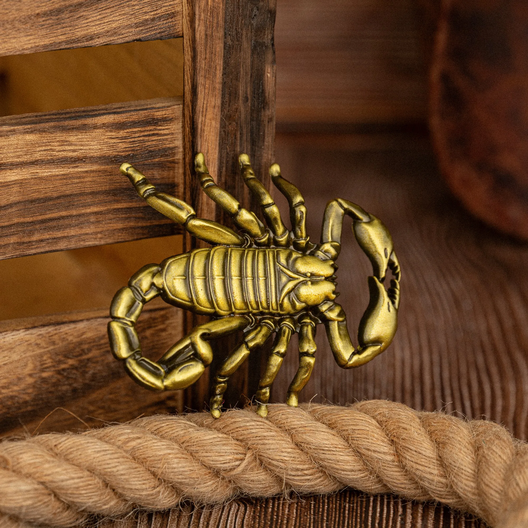 

One golden scorpion buckle, a retro and fashionable Western men's novel belt buckle