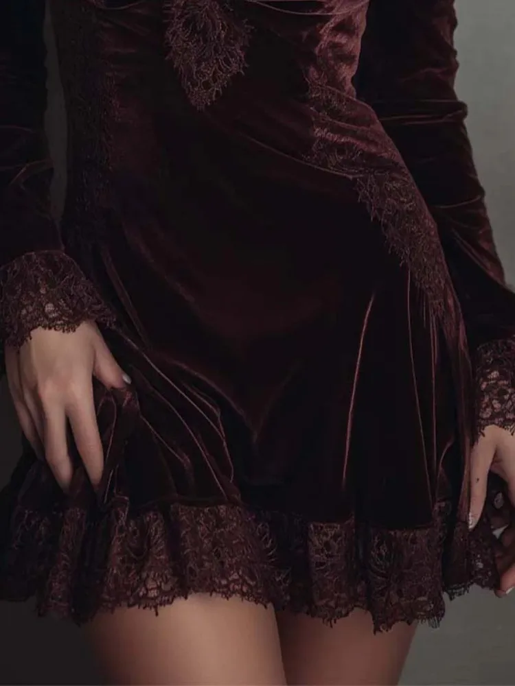 ชุดเดรสผู้หญิง แขนยาว คอวี ผ้าลูกไม้ เซ็กซี่ หรูหรา สำหรับงานเลี้ยงตอนเย็น ทรงเข้ารูป สไตล์มินิ  ฤดูใบไม้ผลิ ฤดูใบไม้ร่วง ฤดูหนาว ปี 2026