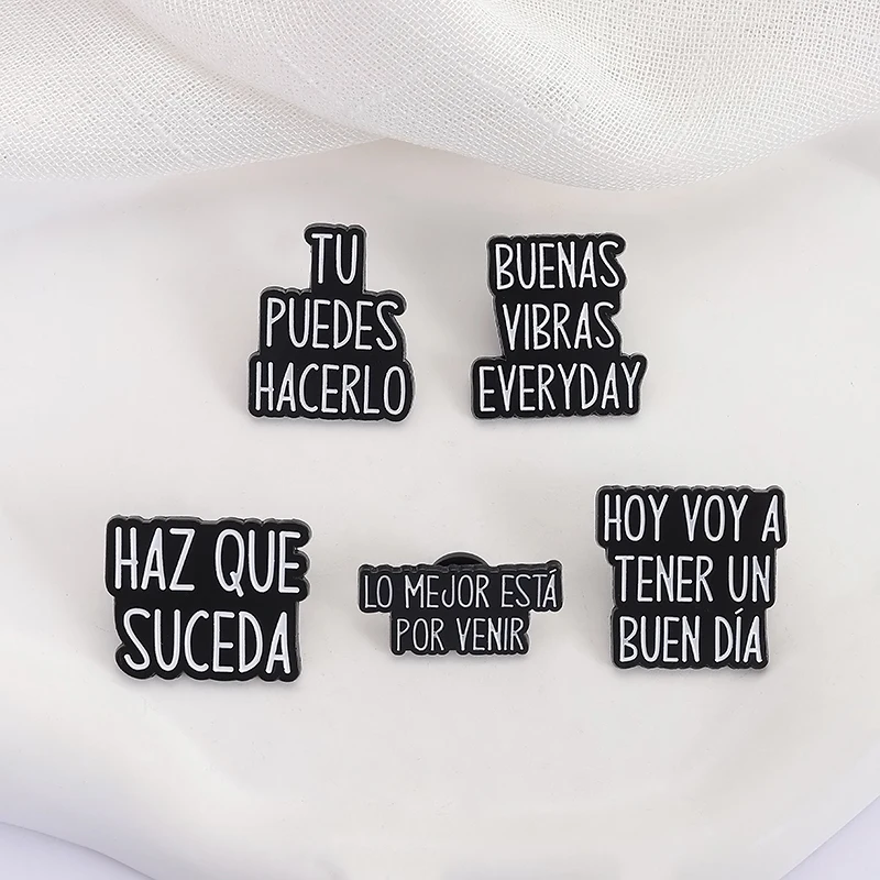 مضحك الإسبانية يقتبس و لطيف القط سلسلة المينا دبابيس لو Mejor Esta Por Venir HAZ QUE SUCEDA بروش أكياس شارة التلبيب هدية الأصدقاء