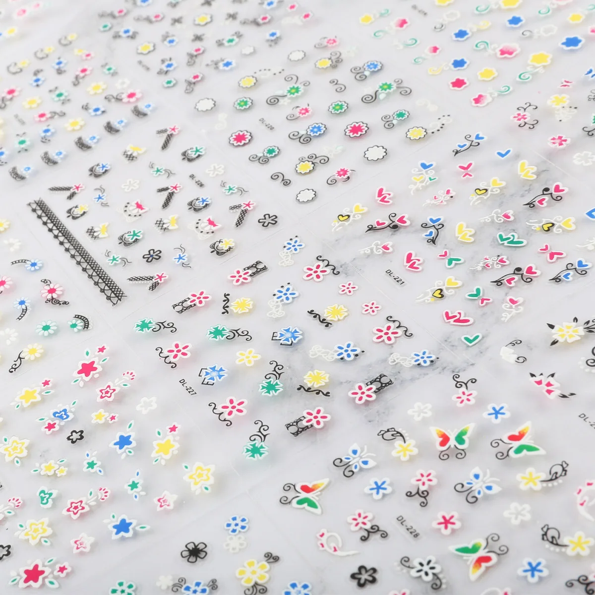 30 قطعة من ملصقات الأظافر الفنية، ملصقات أظافر عصرية يمكن ارتداؤها على الطراز البسيط مع أنماط الزهور والقلب والفراشة #4