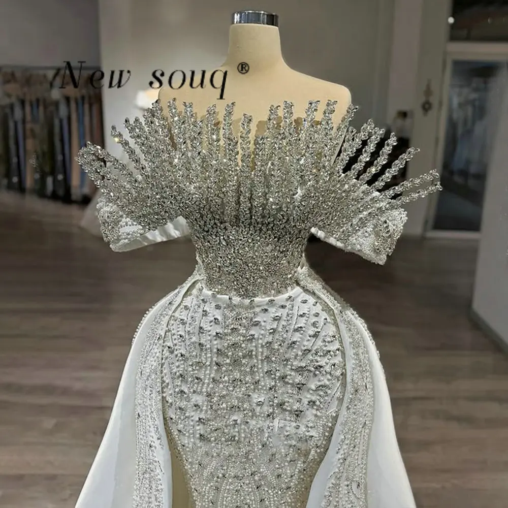 

Белые кристаллы с открытыми плечами Вечерние платья русалки с атласной верхней юбкой 2026 Арабские свадебные платья для помолвки по индивидуальному заказу