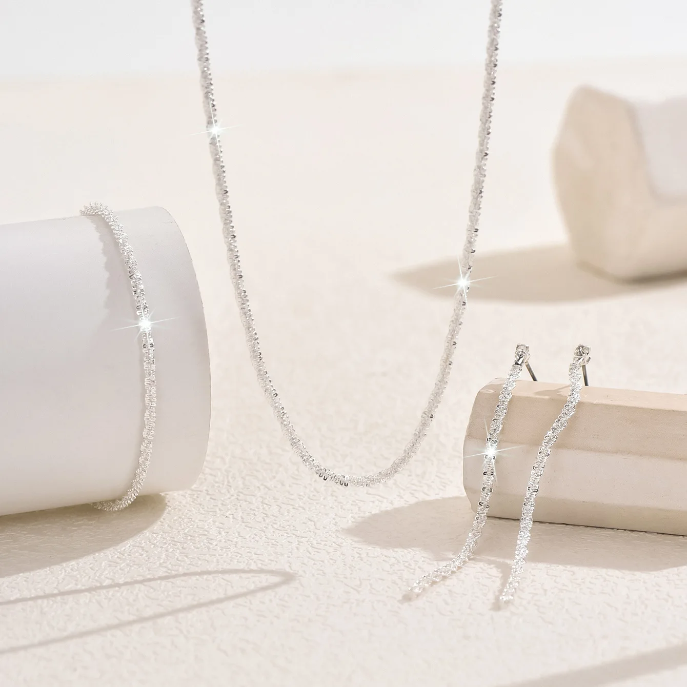 1 Set of Jewelry Includes (1 Pair of Earrings + 1 Necklace + 1 Bracelet) Sparkling Single-Layer Necklace for Women, Light Luxury Niche Design, Starry Three-Piece Set, Clavicle Chain, Plain Chain, Silver Bare Chain, Neck Chain, Perfect for Brides' Weddings, Banquets, Parties, Fashionable Women's Clothing, Evening Decorations, Exquisite Birthday Gifts