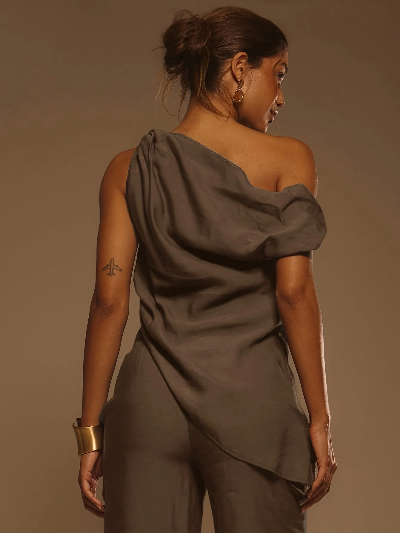 Damen Olivgrünes Satin-Oberteil mit Schulterfreiem Design und Knotendetail, Locker Geschnitten für Casual und Abendveranstaltungen